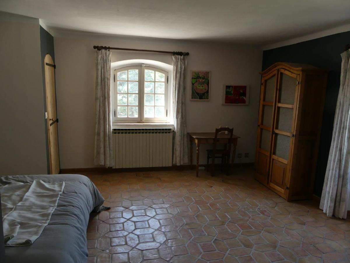 Le Charme D'Une Vieille Bastide Provencale Solliès-Pont Стая снимка